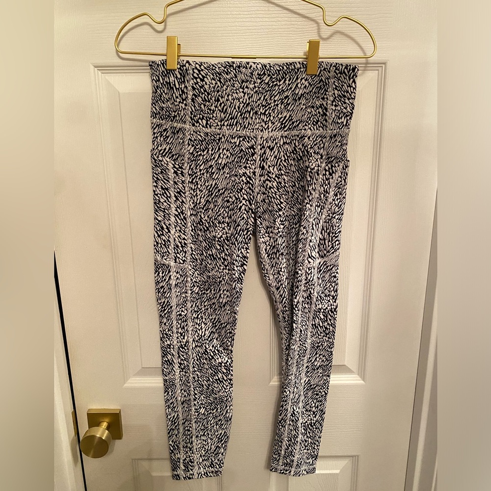 Athleta Ultimate Stash Textured 7:8 Tight - Sz M - Black & White abstract print